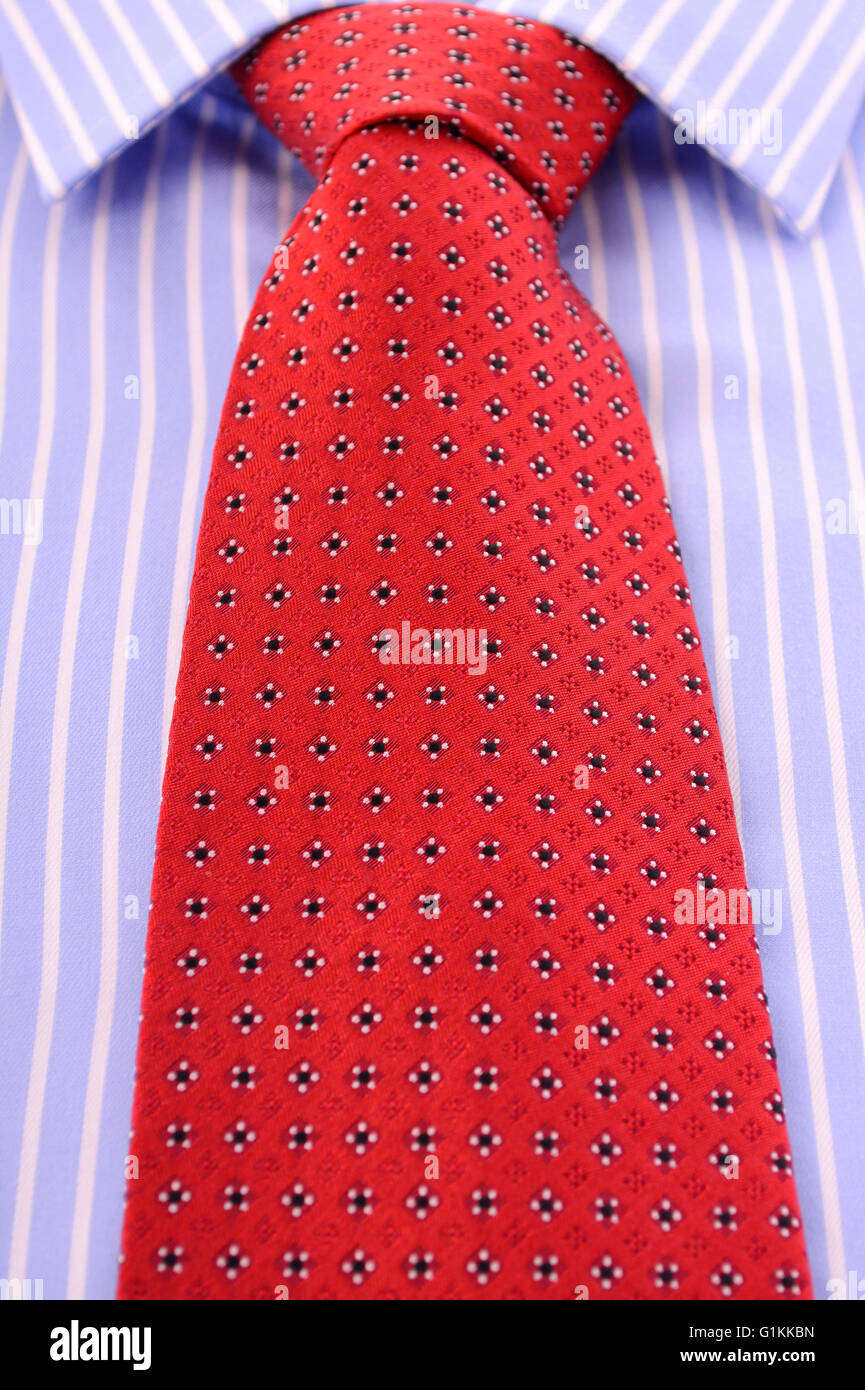 Väter Tag Konzept mit Nahaufnahme von roten Herren Krawatte und blauen und weißen Streifen Shirt Geschäftsmann Kleidung. Stockfoto