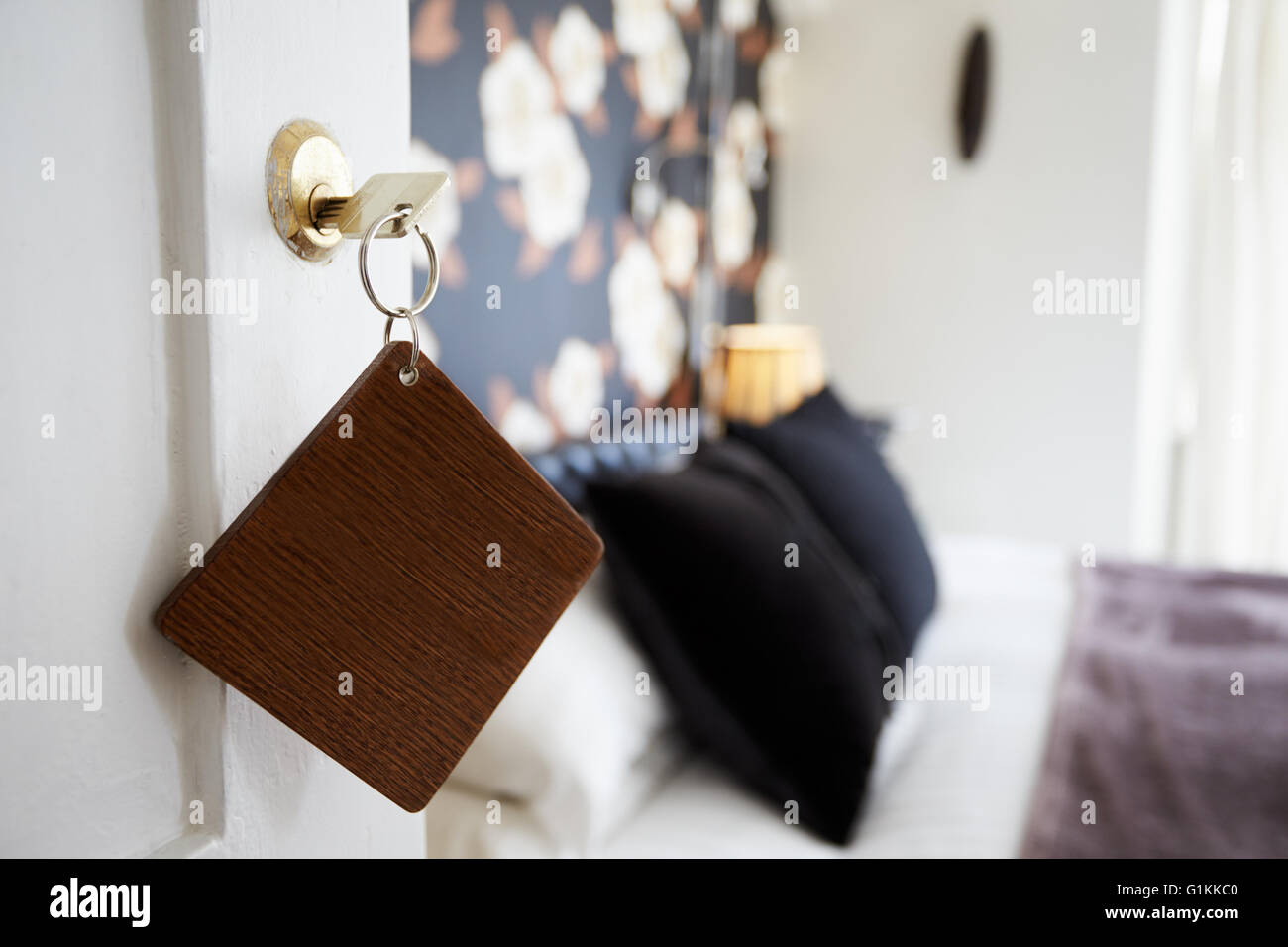 Schlüssel und hölzernen Fob In Tür der Hotelzimmer Stockfoto