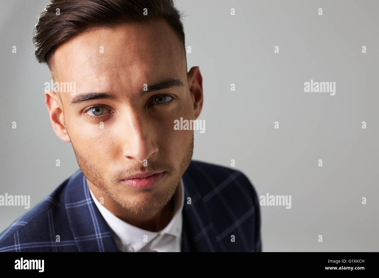 Erhöhten Blick elegant gekleideten jungen Mannes auf Kamera Stockfoto