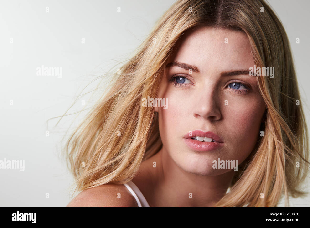 Blonde Frau wegsehen, Haar weht, close-up horizontal Stockfoto