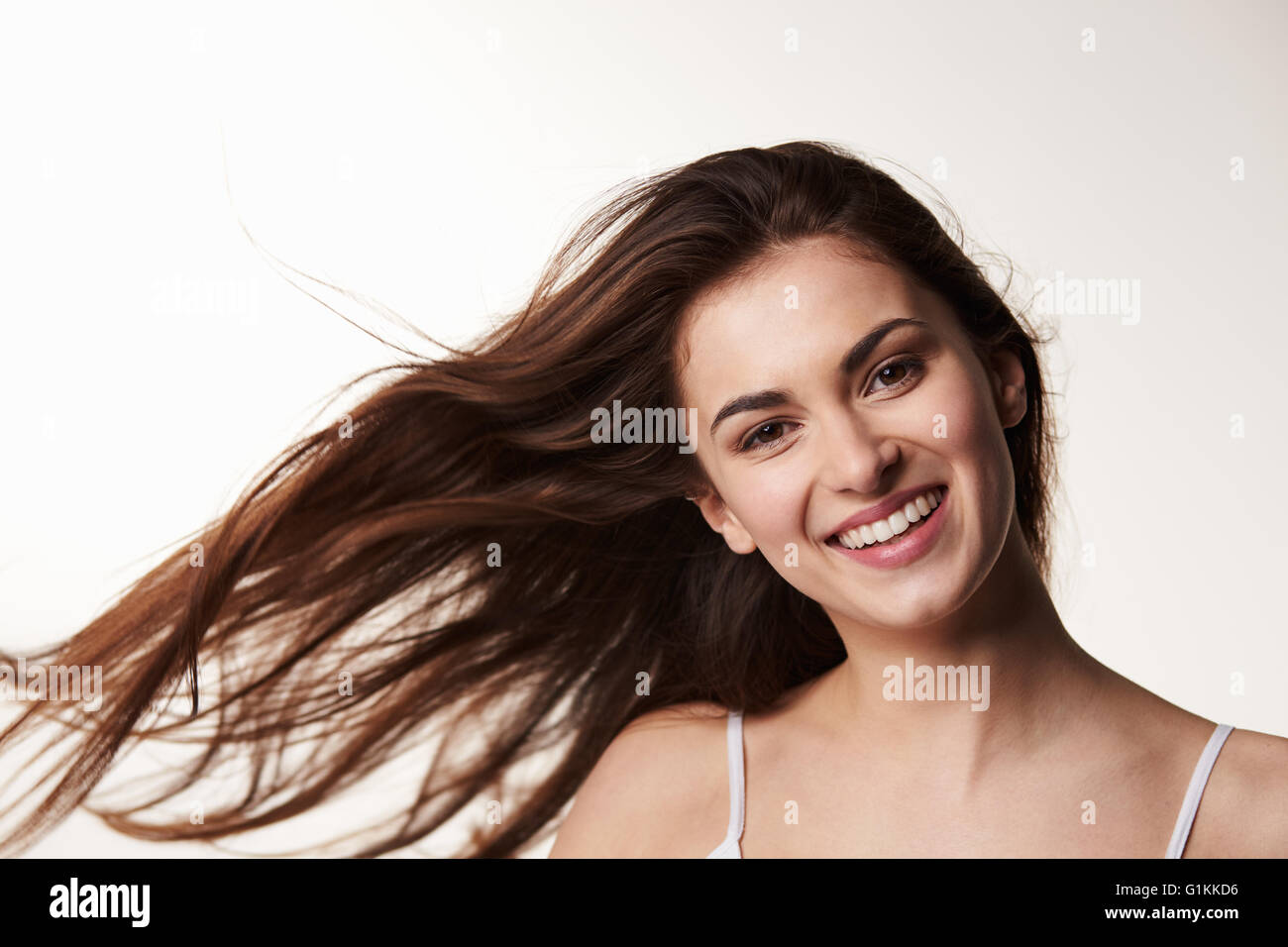 Dunklen Haaren, späten Teen Girl Haare weht, lächelt, Kamera Stockfoto
