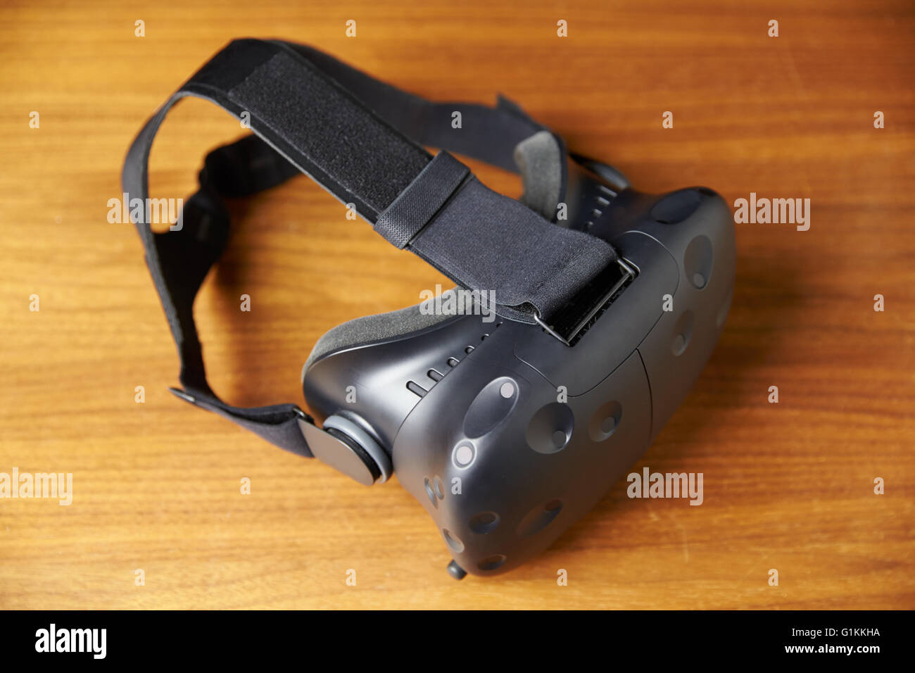 Virtual-Reality-Kopfhörer auf hölzernen Hintergrund Stockfoto