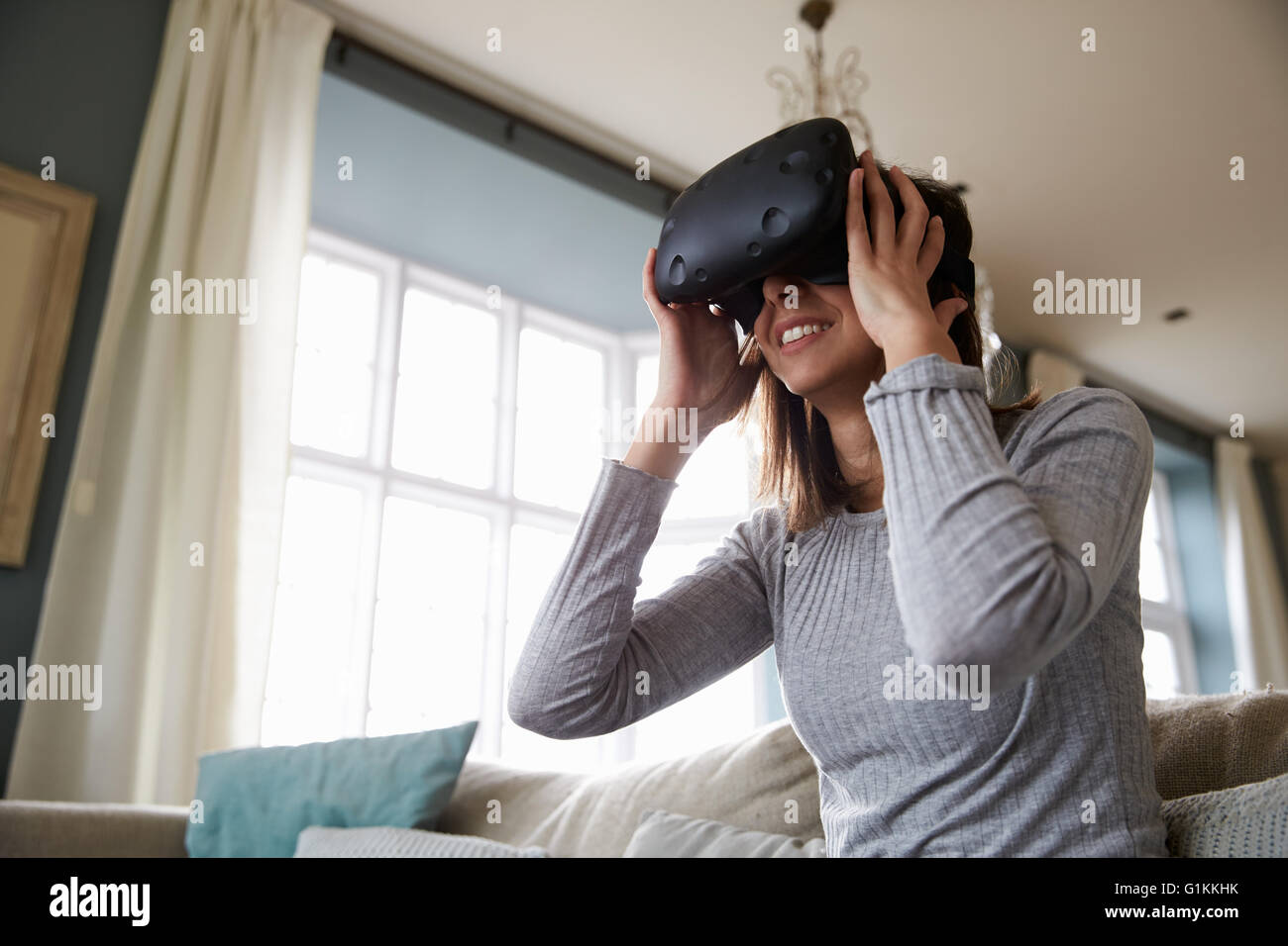 Junger Mann mit Virtual-Reality-Kopfhörer Stockfoto