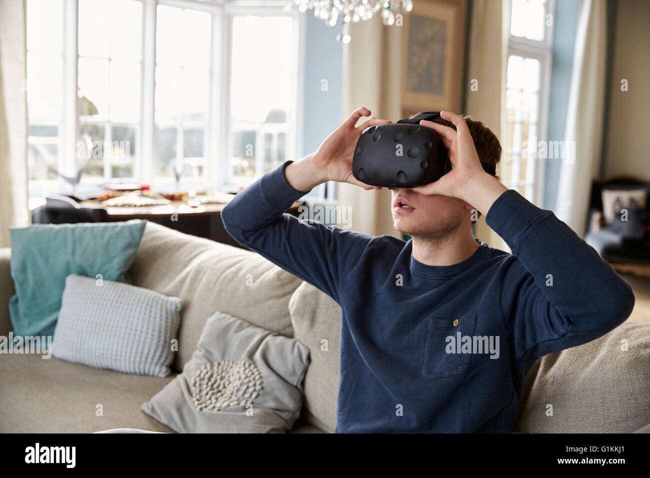 Junge Frau trägt Virtual-Reality-Kopfhörer im Studio Stockfoto