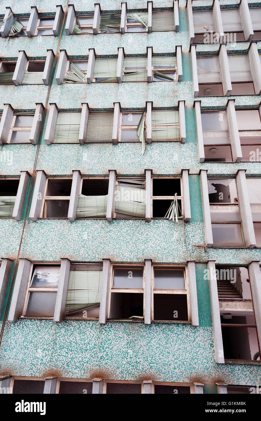 Hochhaus mit zerbrochenen Fenstern aufgegeben Stockfoto