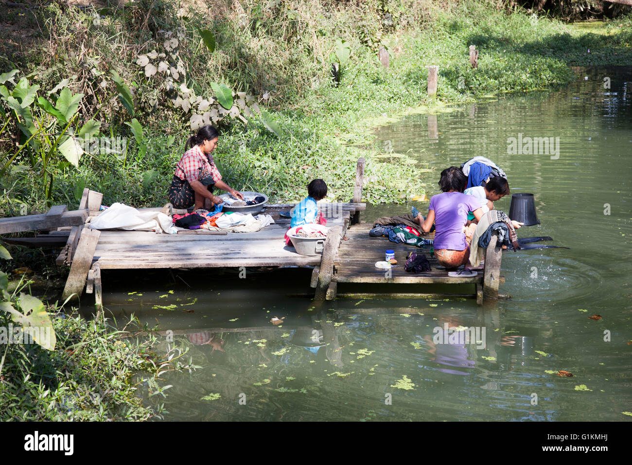 Der Waschtag einer Familie in Nyaungshwe (Myanmar). Jour de lessive À Nyaungshwe pour Une Famille (Birmanie). Stockfoto