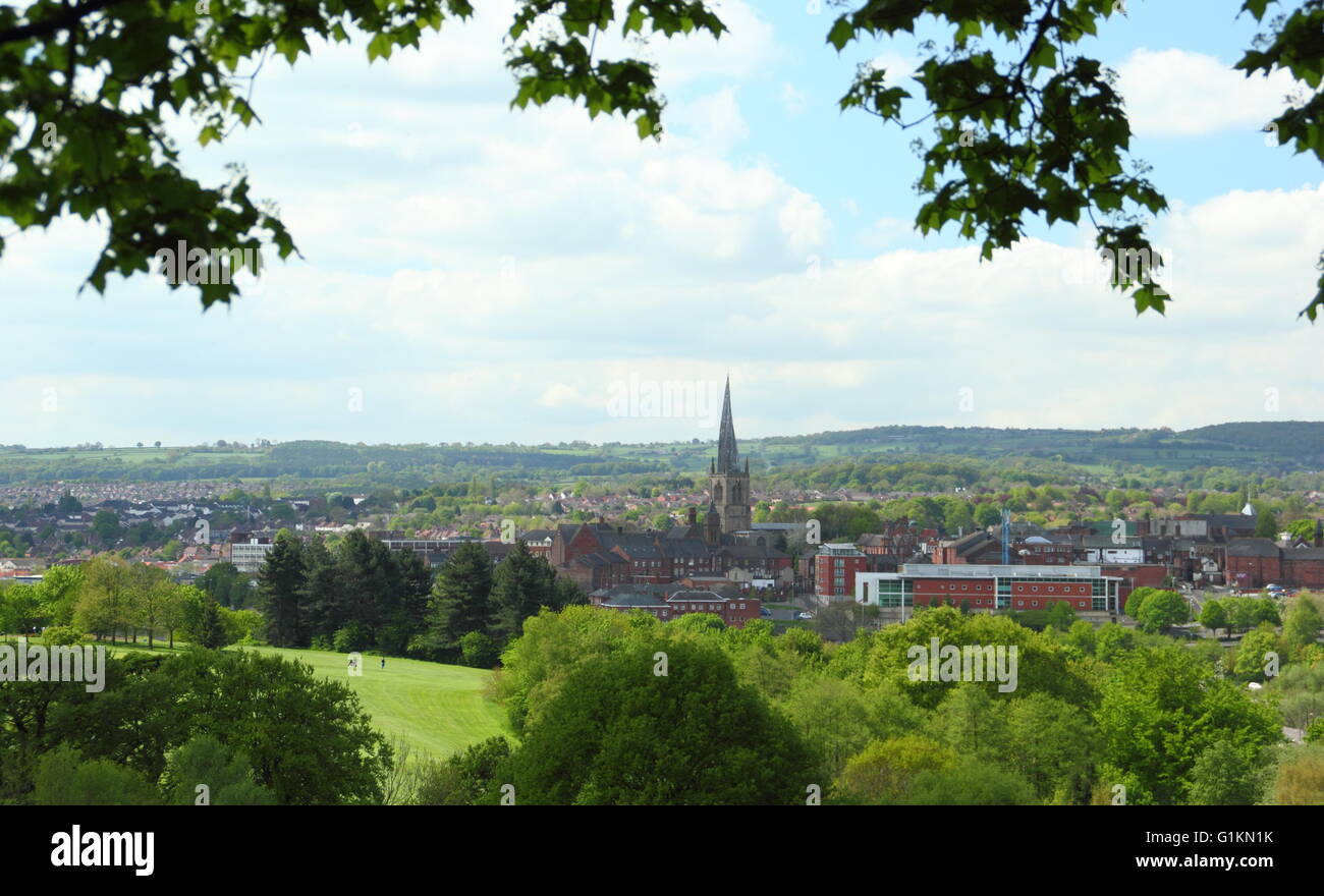Die Skyline der Innenstadt Chesterfield, Derbyshire, gesehen vom Tapton Park, Blick zu den umliegenden Bäumen und Hügeln der Peak District Stockfoto