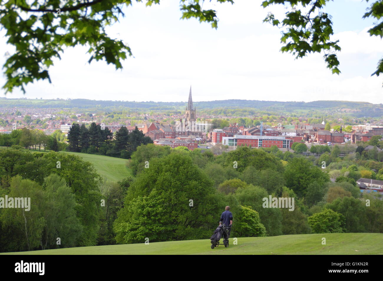 Ein Golfer auf Tapton Park Golfplatz mit Blick auf Chesterfield Stadtzentrum und fernen Hügel, Derbyshire England UK Stockfoto