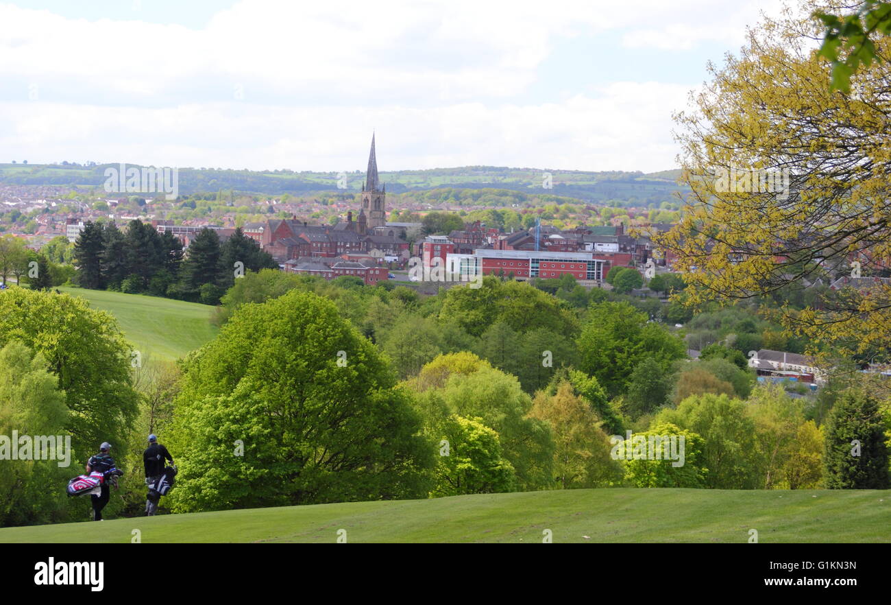 Golfer auf Tapton Park Golf Course auf Chesterfield Stadtzentrum "verdrehte Turmspitze" Kirche und fernen Hügel, Derbyshire UK Stockfoto