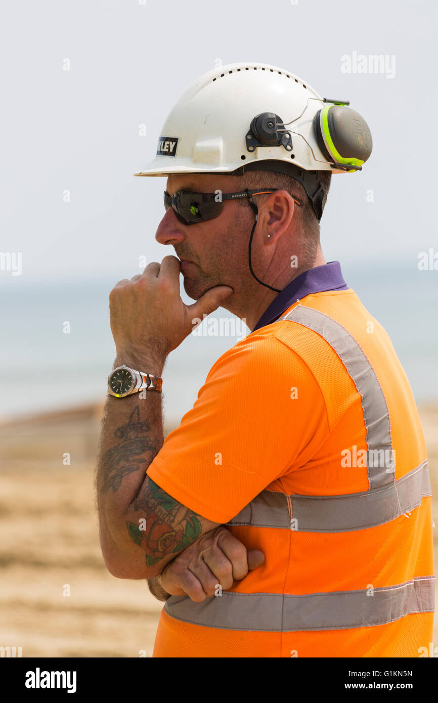 Arbeiter tragen hoch Hallo viz Vis Sichtbarkeit Jacke am Strand von Bournemouth Stockfoto