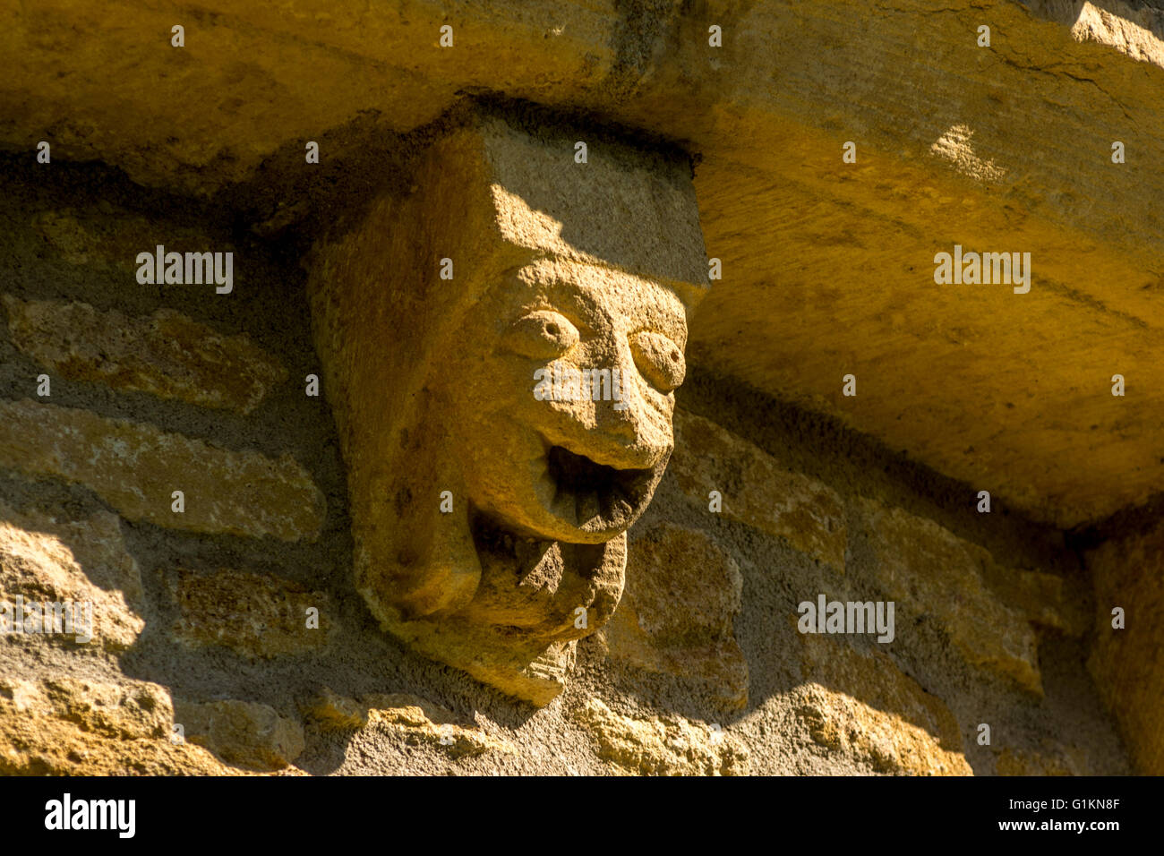 Skulpturen. Kirche von Saint Benoit und Friedhof von Saint-Maurice-Les-Chateauneuf. Brionnais Region. Saône et Loire. Frankreich Stockfoto