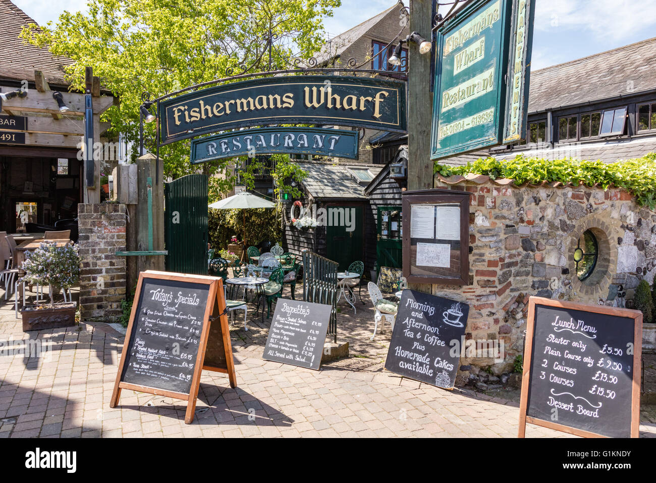 Menü-Tafeln an der Fishermans Wharf Restaurant, Sandwcih, Kent, England UK Stockfoto