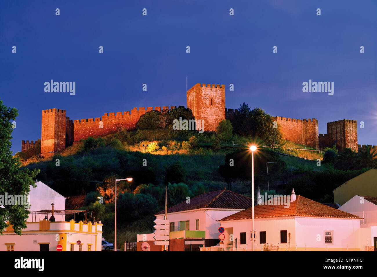 Portugal, Algarve: Nächtlicher Blick auf die maurische Burg von Silves Stockfoto