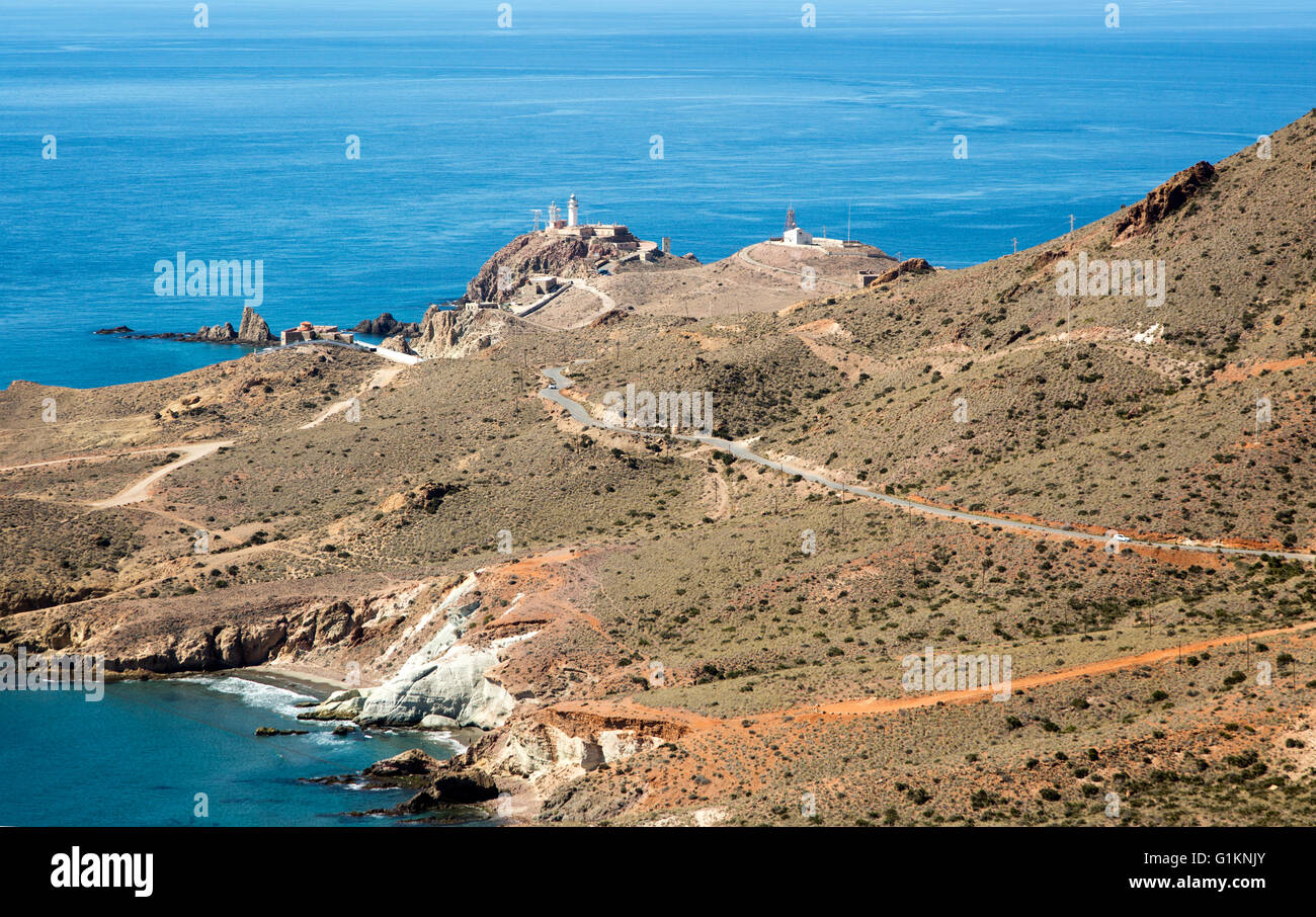 Küstenlandschaft Cabo de Gata Naturpark, Blick nach Westen zum Leuchtturm, Almeria, Spanien Stockfoto