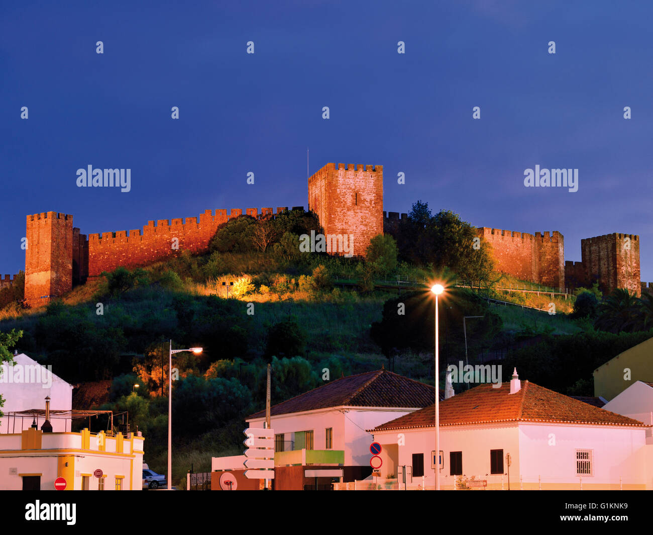 Portugal, Algarve: Nächtlicher Blick auf die maurische Burg von Silves Stockfoto