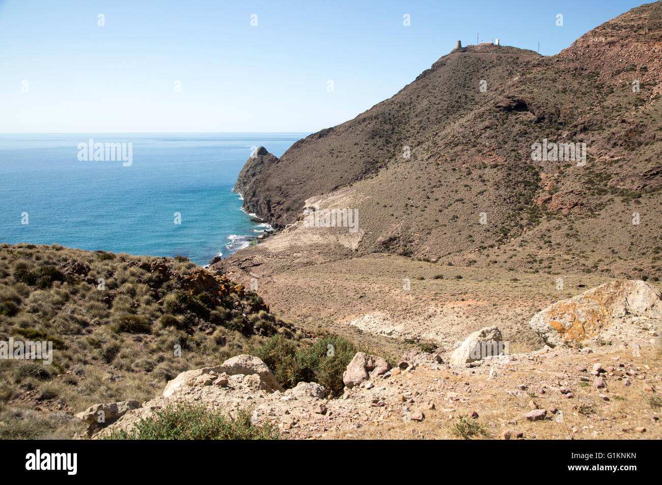 Küstenlandschaft Cabo de Gata Naturpark, Blick nach Westen zum Vela Blanca Tower, Almeria, Spanien Stockfoto