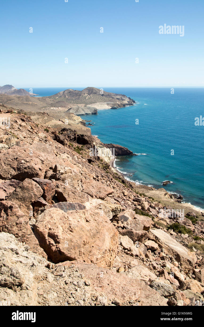 Küstenlandschaft Cabo de Gata Naturpark, Blick nach Osten in Richtung San Jose, Almeria, Spanien Stockfoto