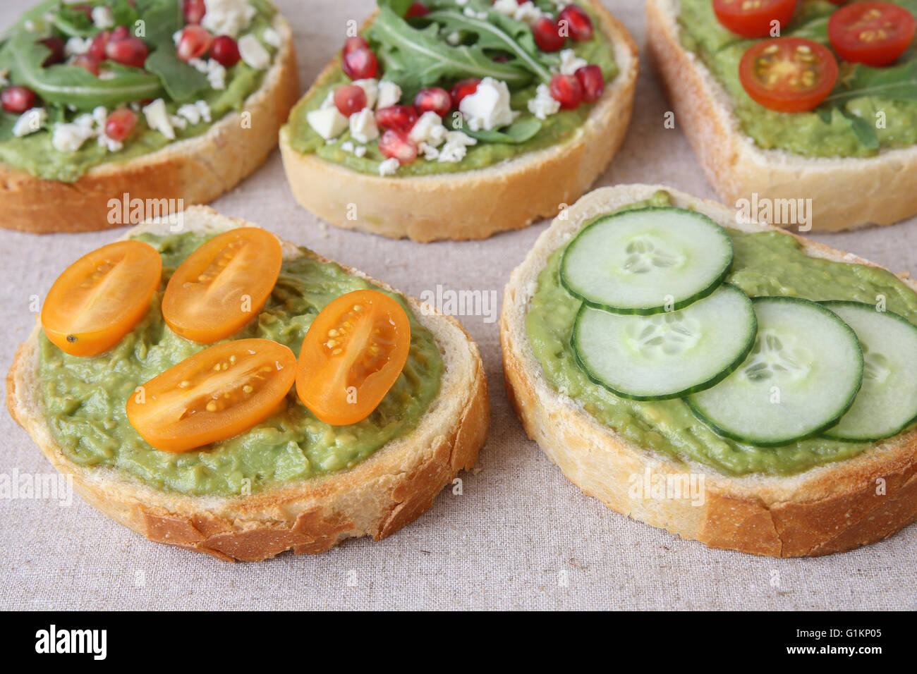 Gemischte grüne Sauerteig, das offene Gesicht Sandwiches Tonen Toast, Stockfoto