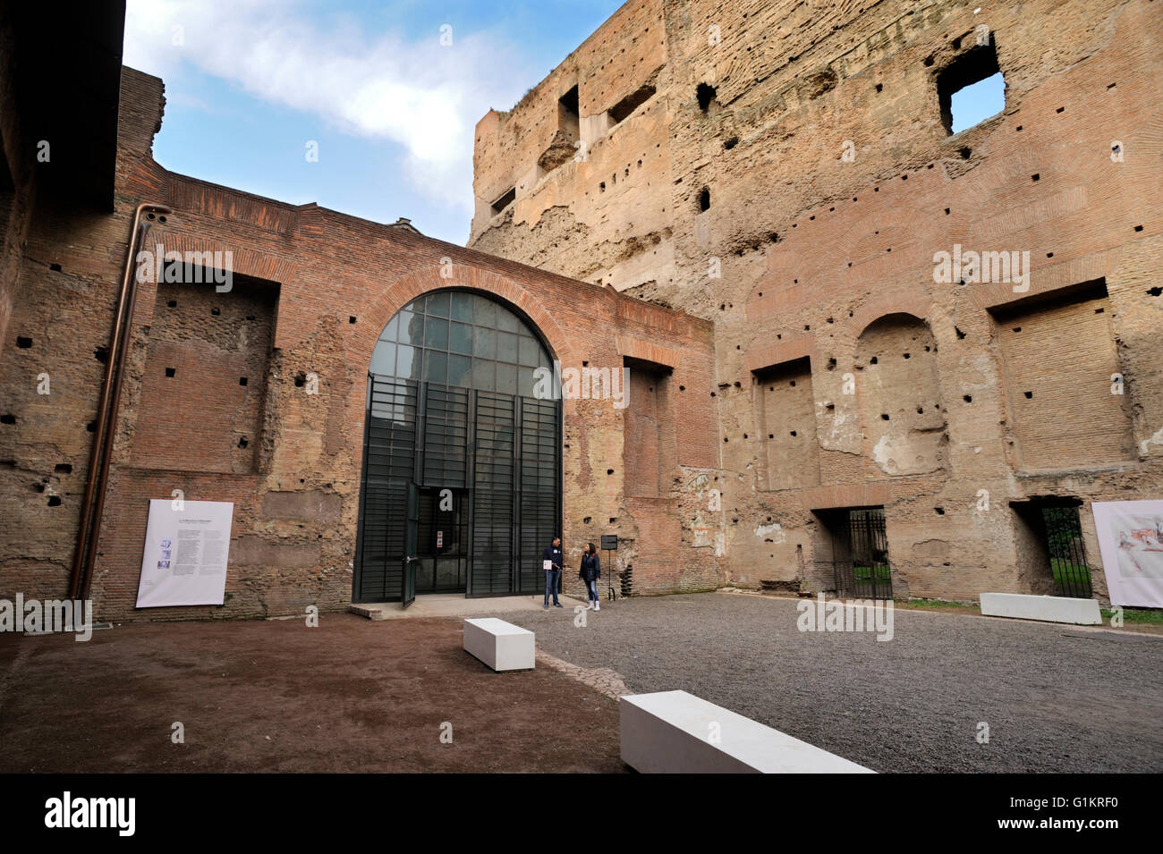 Frühchristliche Kirche Santa Maria Antiqua (4. Jahrhundert n. Chr.) und West Aula, genannt Tempel des Augustus, Forum Romanum, Rom, Italien Stockfoto