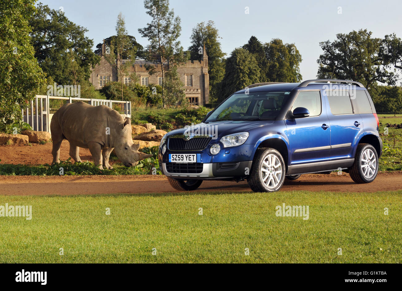 2009 Skoda Yeti aus Straße weichen Geländewagen 4 x 4 Auto und ein Nashorn Stockfoto