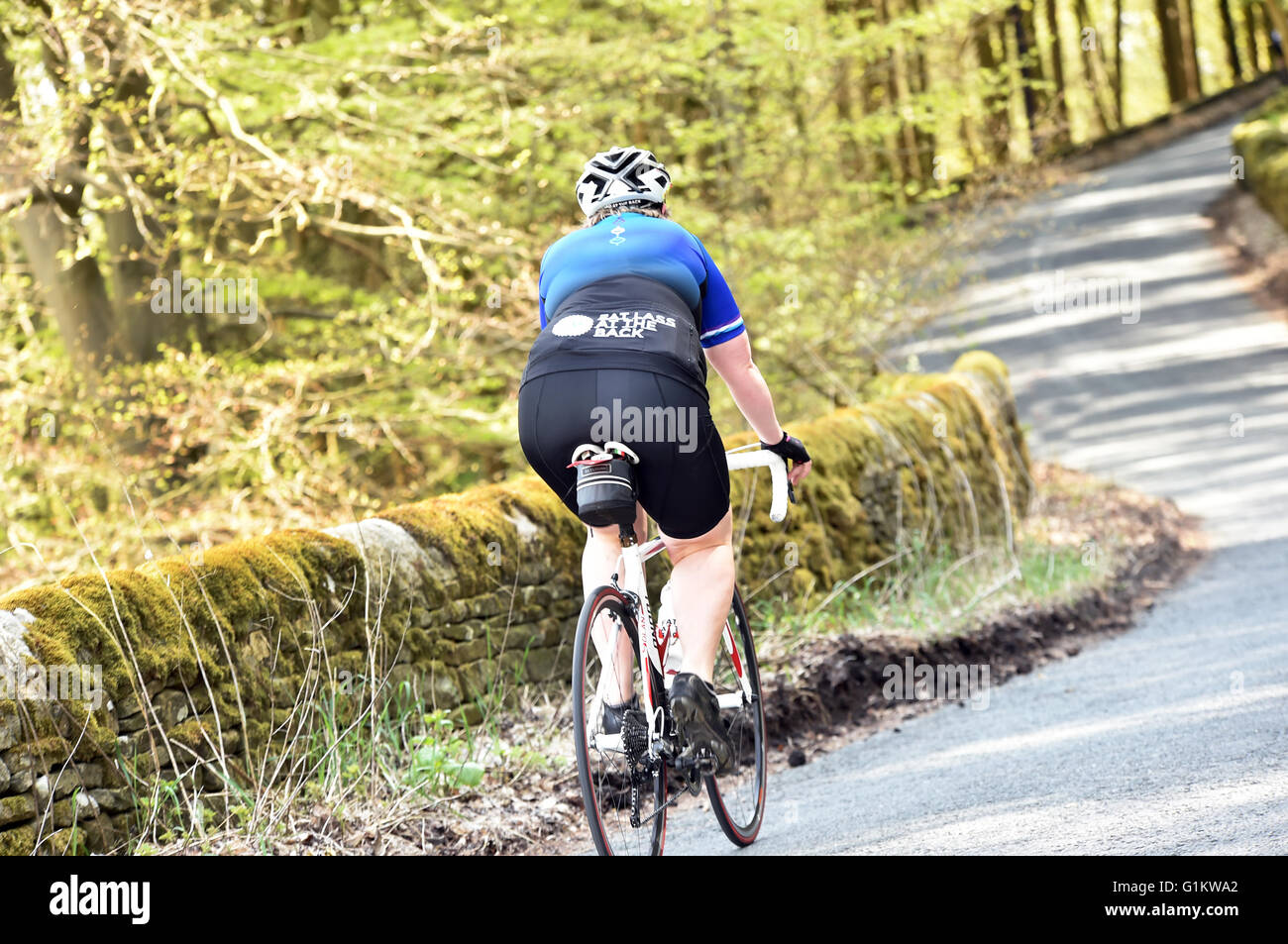 Übergewichtige Frauen Radsportler, die einen Hügel hinauf auf eine sportliche, Yorkshire Stockfoto