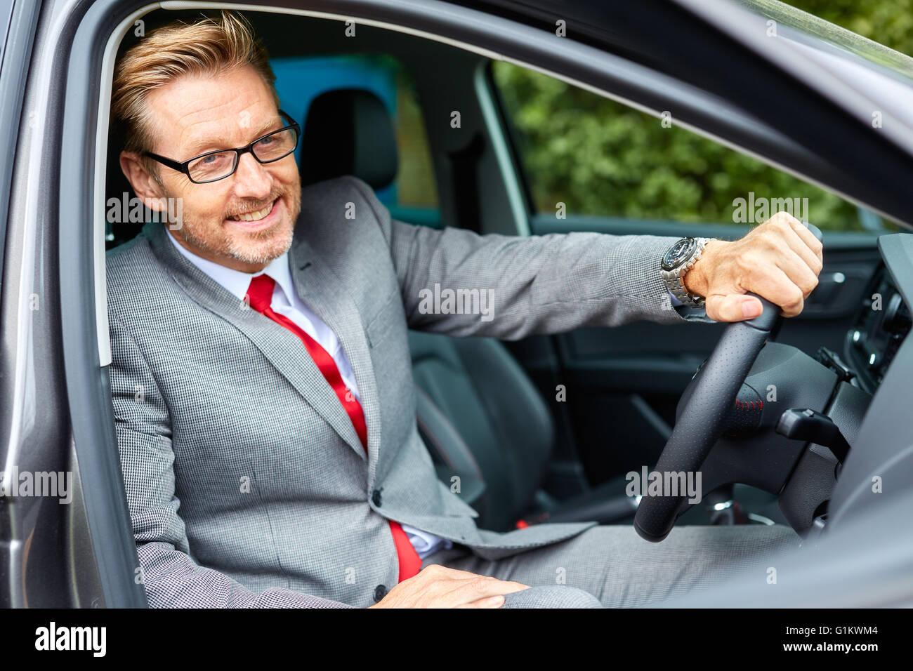 Porträt des Mannes saß in seinem Auto Stockfoto