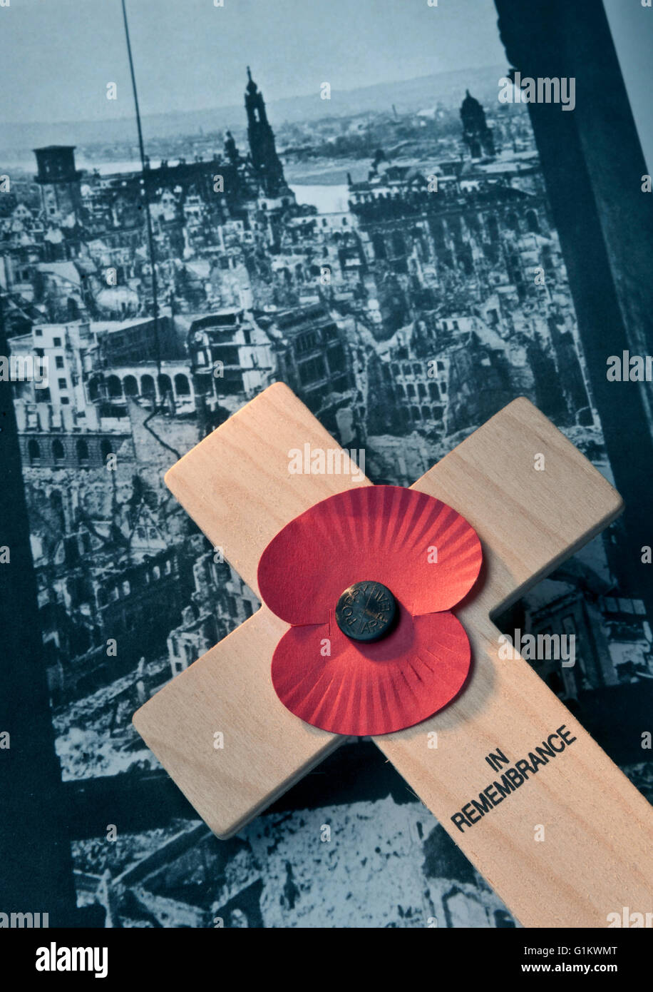 Dresden Zerstörung der Erinnerung' Poppy Kreuz' auf die B&W Bild der deutschen Stadt Dresden, die fast durch Vergeltungsmaßnahmen zerstört wurde Bombenangriffe der Alliierten im Zweiten Weltkrieg Stockfoto