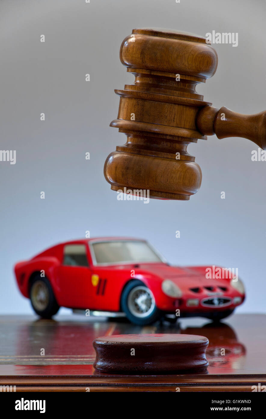 Konzept-Bild von klassisch bekannte rote Vintage 1963 Ferrari 250 GTO mit Auktionatoren hammer im Verkauf Raumsituation Stockfoto