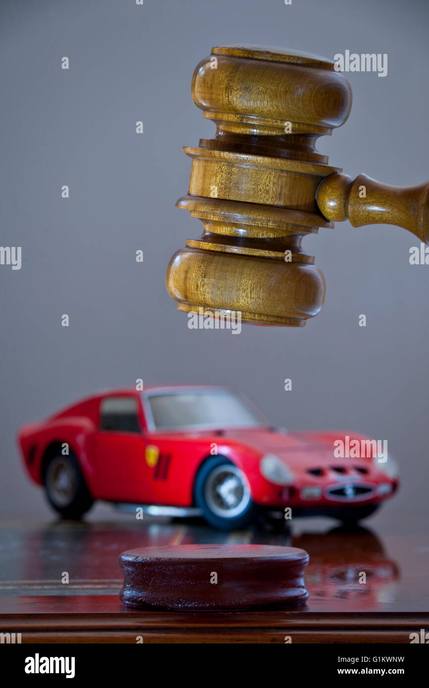 Auto-Auktion Konzept Bild des klassischen roten Jahrgang 1963 Ferrari 250 GTO mit Auktionatoren Hammer in Auktionsraum Verkaufssituation Stockfoto