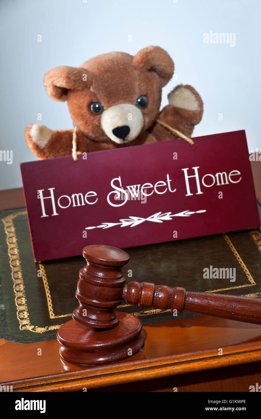 Hausverkauf durch Versteigerung/Begriff, Auktionatoren Hammer & "Home Sweet Home" Schild mit Kindes ansprechend Teddybär im support Stockfoto
