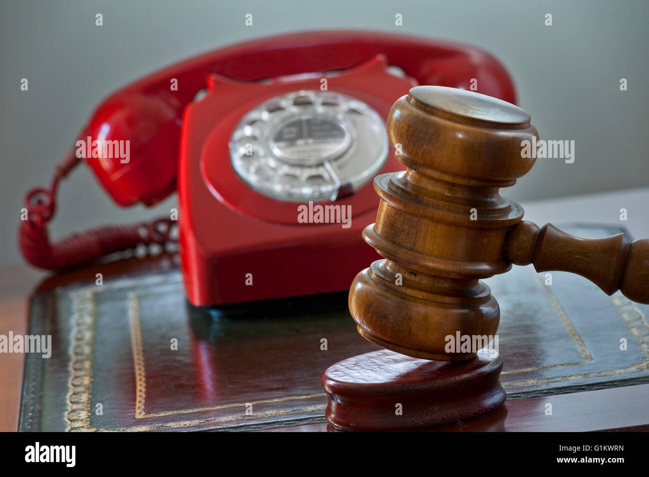 Traditionelle Auktionshaus Konzept mit Retro rot Telefon Hotline Gebote und Auktionatoren Hammer Hammer auf dem Podium Auktion Schreibtisch Stockfoto