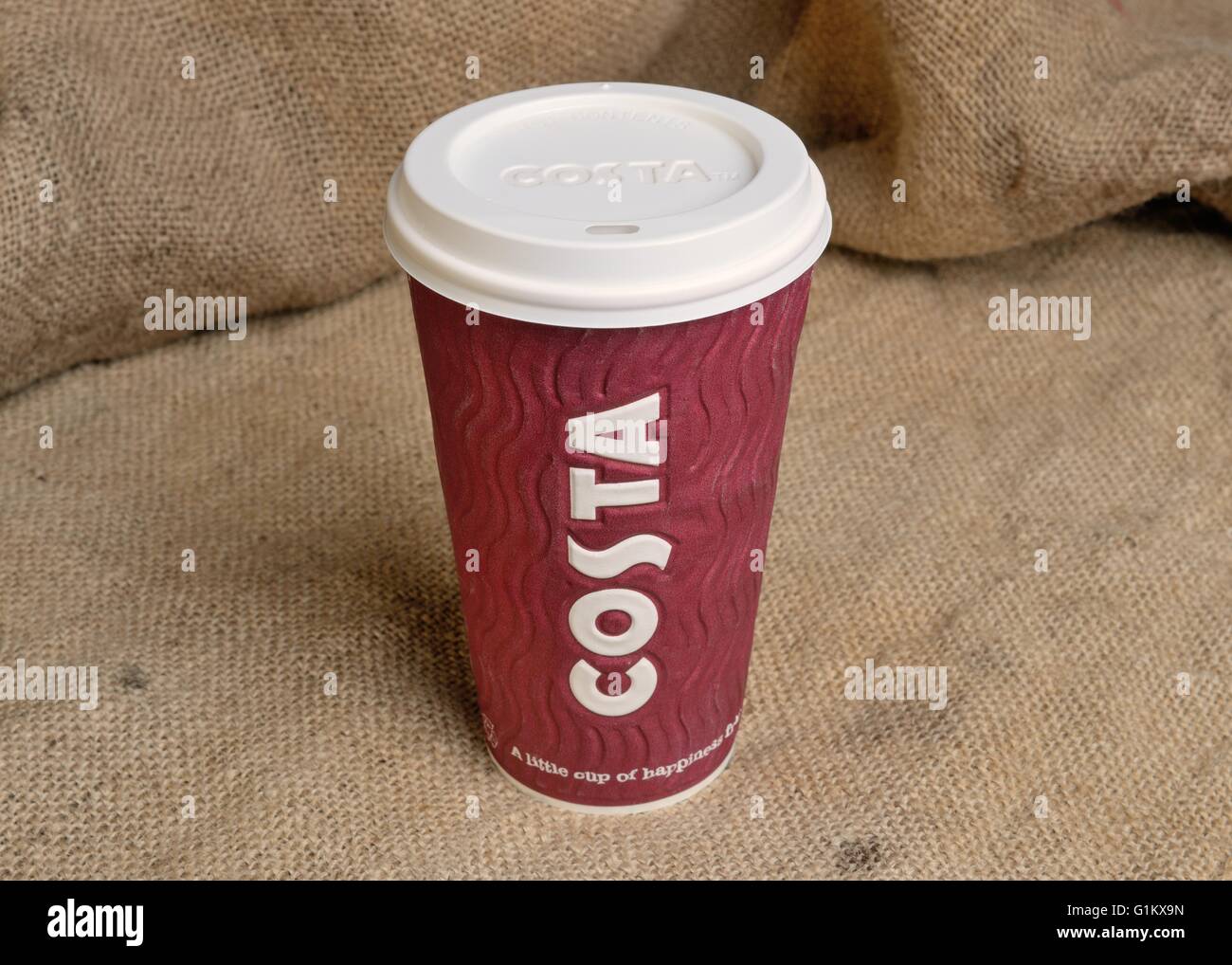 Ein Imbiss Costa Coffee cup auf hessischen Hintergrund Stockfoto
