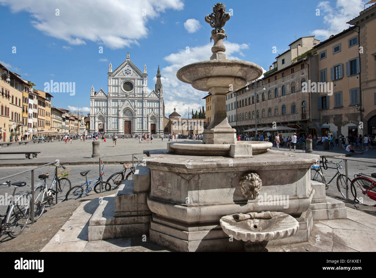 Brunnen auf Platz Santa Croce in Florenz, Piazza di Santa Croce quadratische Kirche von Santa Croce Basilika, Brunnen von G Manetti Stockfoto