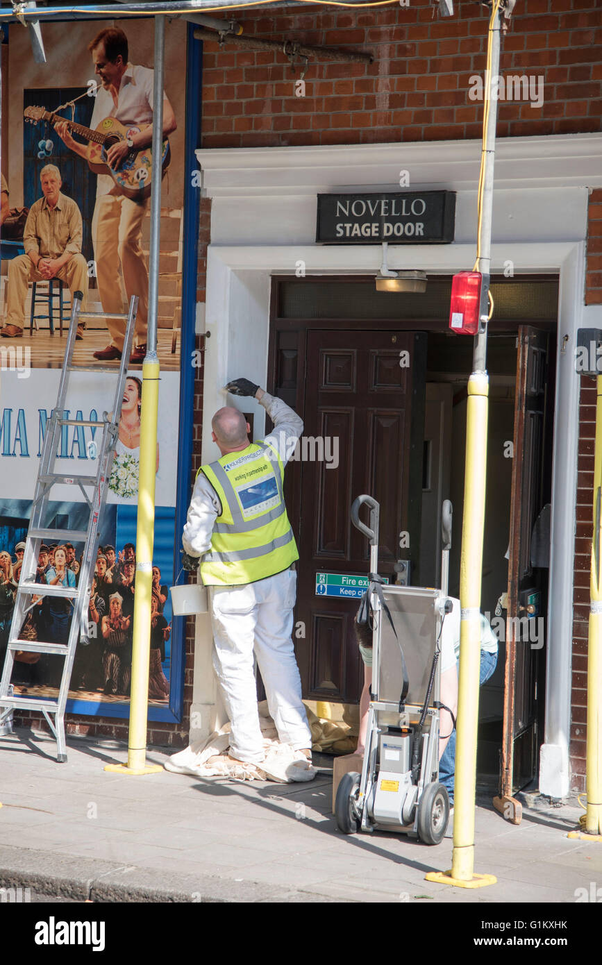 Novello Theater Bühne Tür Mann malen Stockfoto