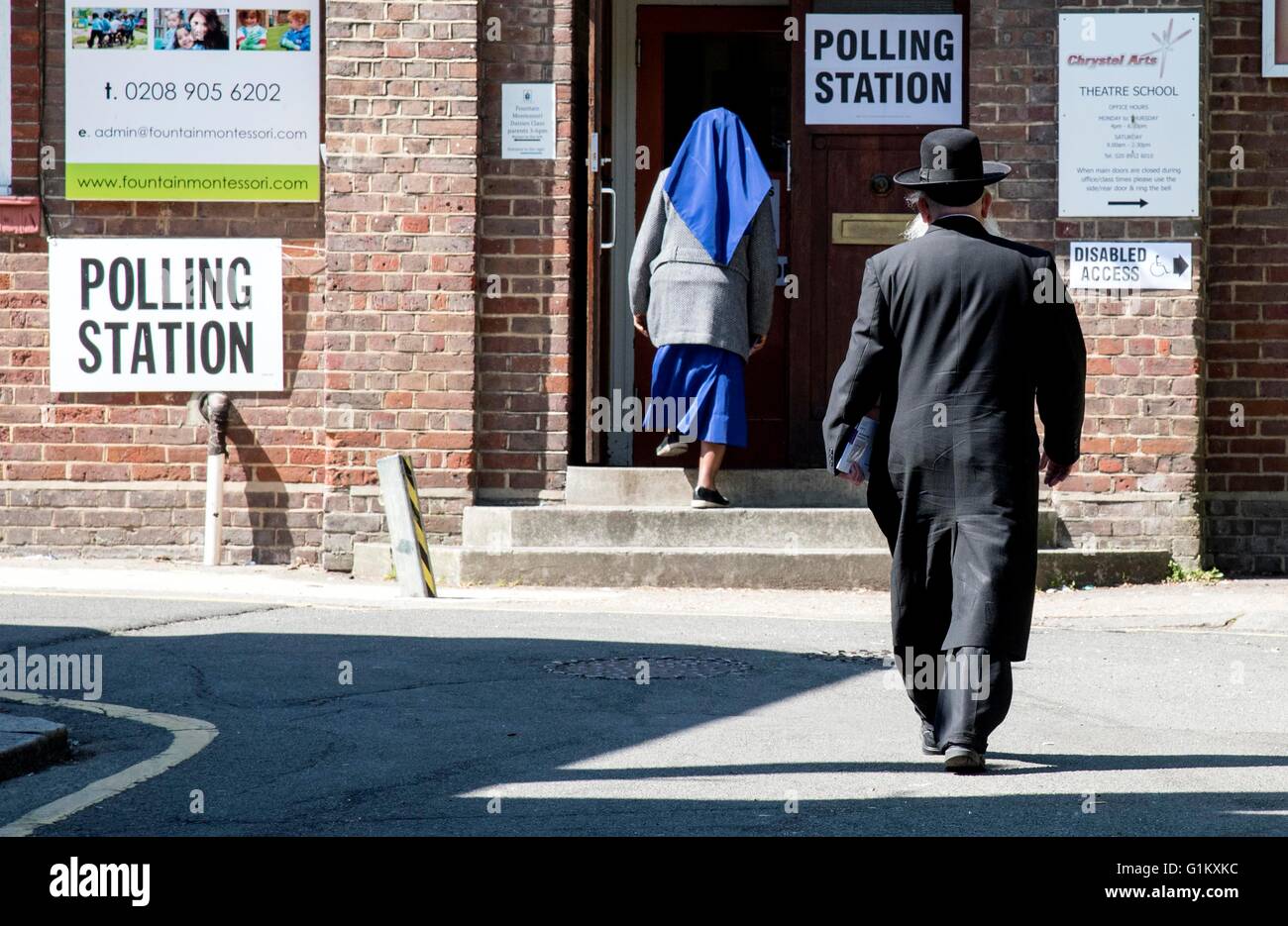 Polling-Station in Edgware heute wo Oberrabbiner nicht stimmen konnte. Ein anderer Rabbi kommt, um seine Stimme in der Stockfoto