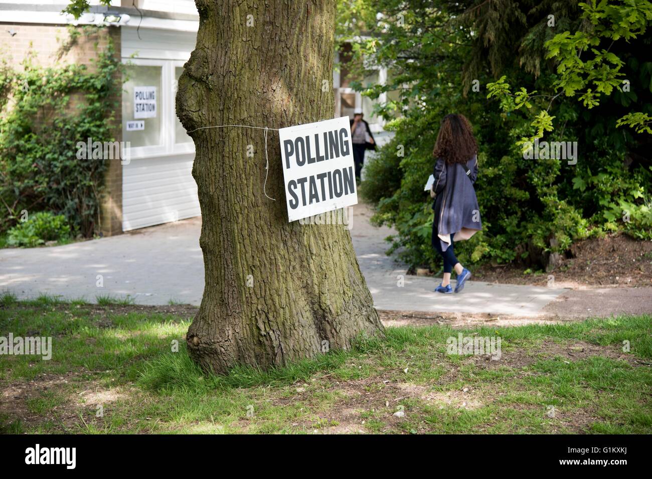 Bild zeigt; Wahllokal in Hampstead Garden Suburb Schild an einem Baum.  Die älteren jüdischen Abstimmung herauskam.    Bild von Gavin Rodgers Stockfoto