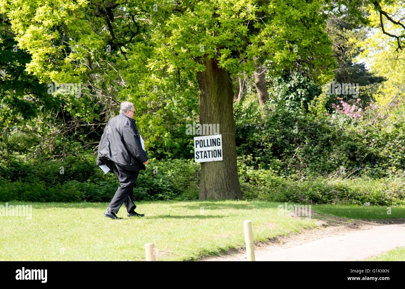 Bild zeigt; Wahllokal in Hampstead Garden Suburb Schild an einem Baum.  Die älteren jüdischen Abstimmung herauskam.    Bild von Gavin Rodgers Stockfoto