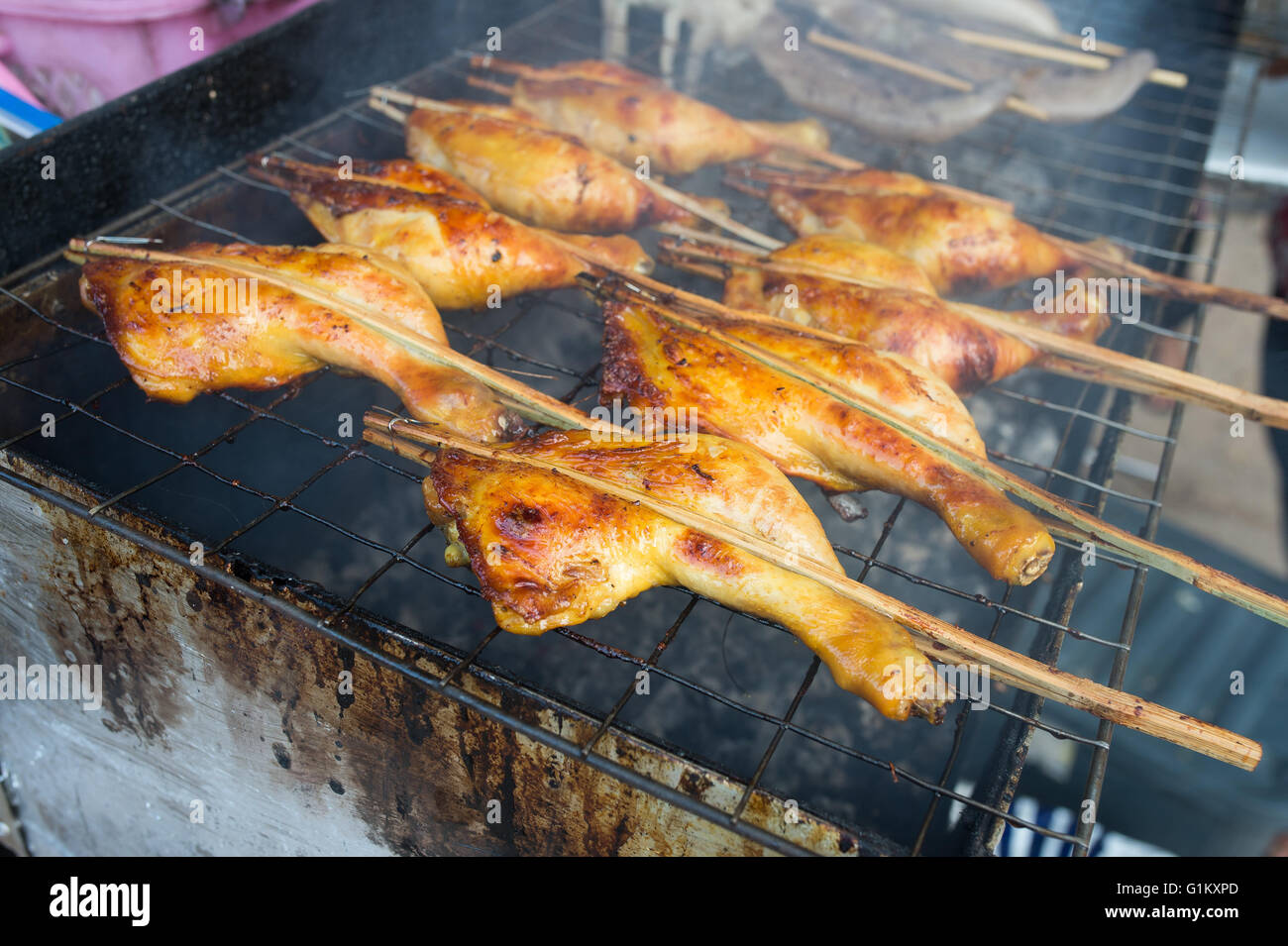 Gegrilltes Huhn auf geräuchert, thailändische Spezialitäten. Stockfoto