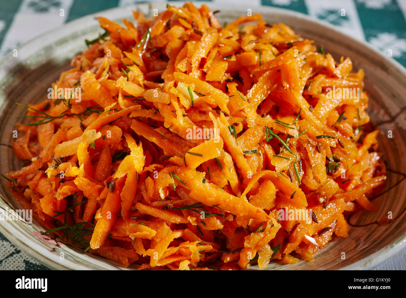 Ein Russe geschreddert Karottensalat genannt "Korean Salat." Es ist nicht Teil der koreanischen Küche überhaupt. Stockfoto