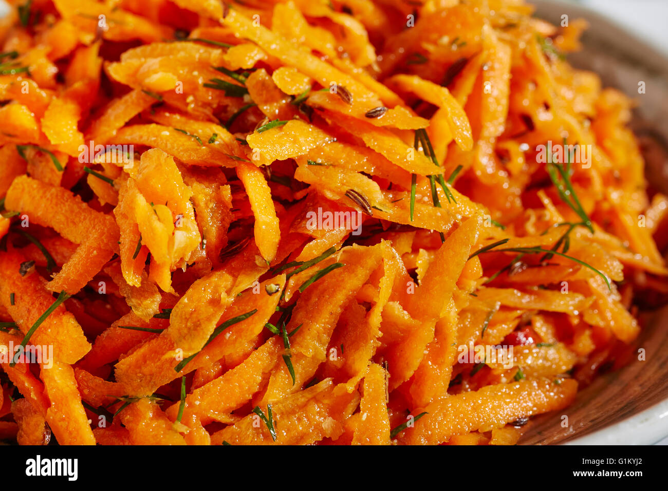 Ein Russe geschreddert Karottensalat genannt "Korean Salat." Es ist nicht Teil der koreanischen Küche überhaupt. Stockfoto