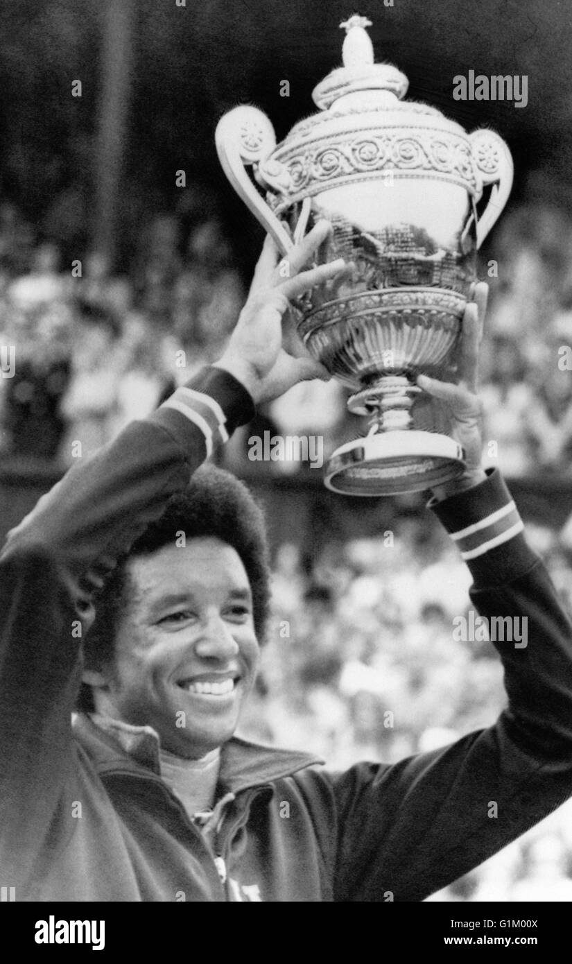 ARTHUR ASHE (1943-1993).  US-amerikanischer Tennisspieler. Nachdem die Männer gewinnen Finale in Wimbledon, 5. Juli 1975 singles fotografiert. Stockfoto