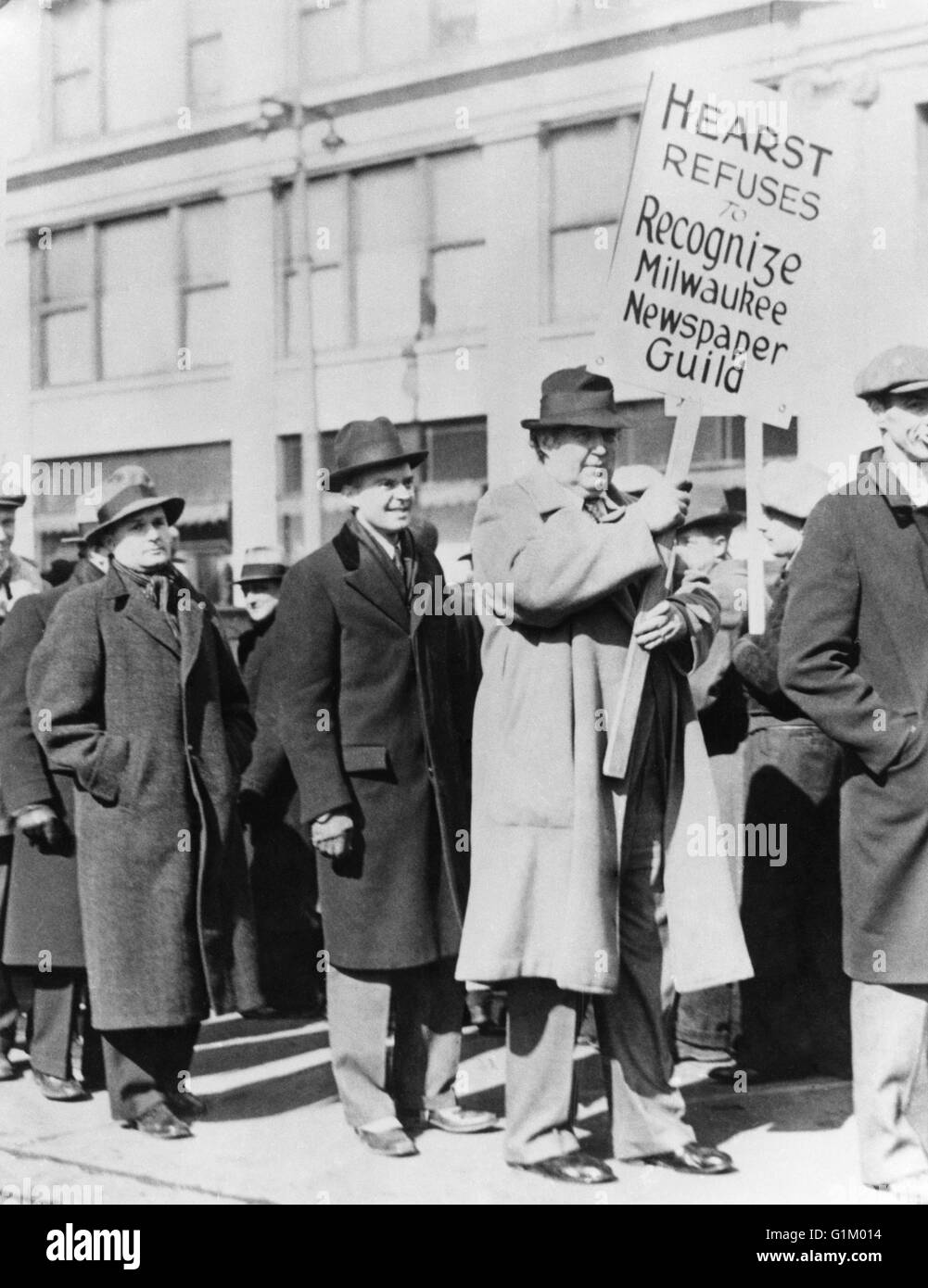 HEYWOOD BROUN (1888-1939).  US-amerikanischer Journalist und Gründer der amerikanischen Zeitung Gilde. Streikposten Newsübersicht Wisconsin in Milwaukee, März 1936 fotografiert. Hinter ihm sind William Davy und Jonathan Eddy. Stockfoto