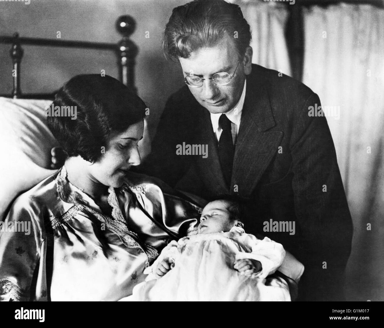 JOHN LOGIE BAIRD (1888 – 1946).  Schottischer Ingenieur und Erfinder des Fernsehens. Fotografiert mit seiner Frau Margaret und ihre kleine Tochter Diana, 1932. Stockfoto