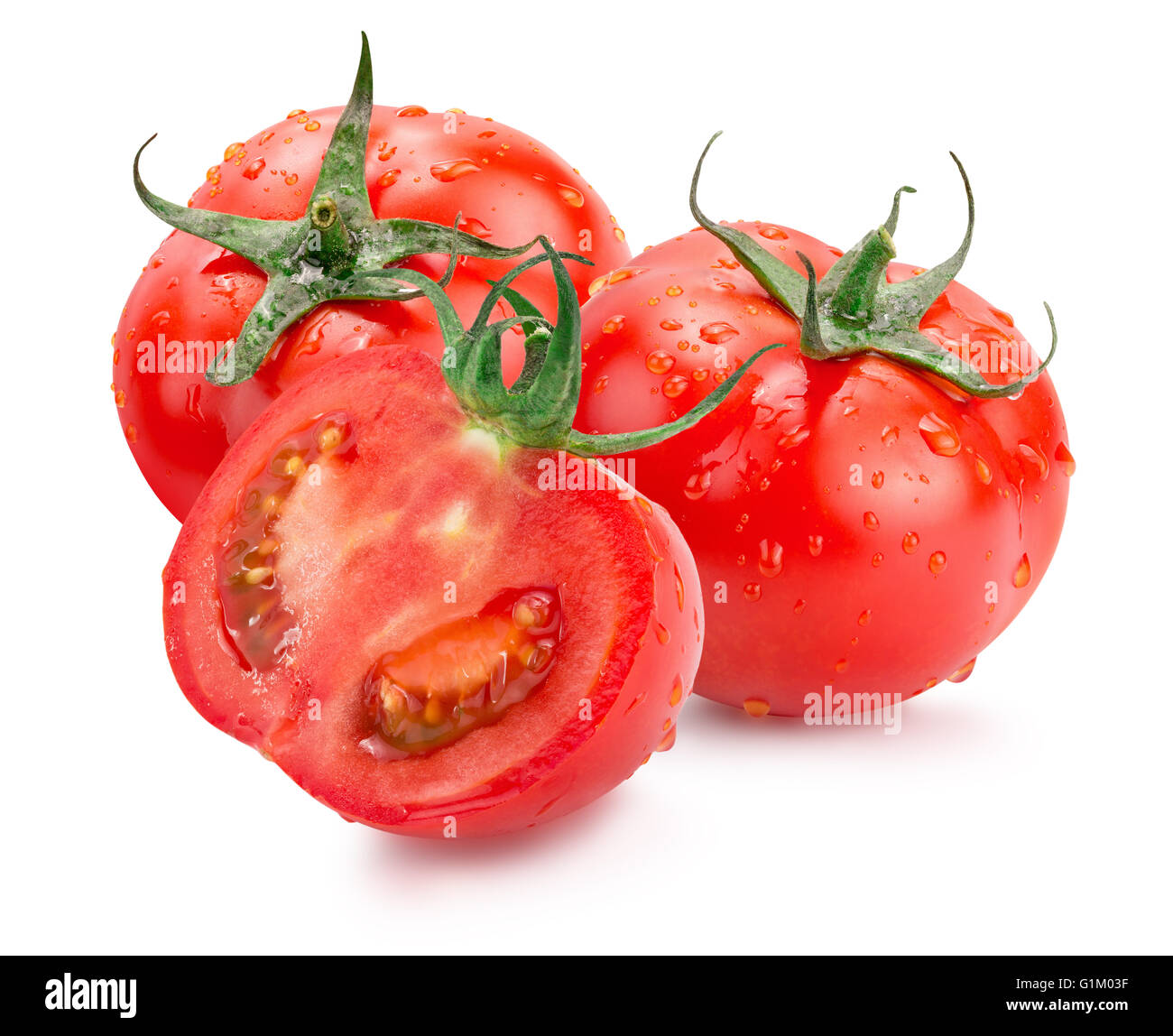 Tomaten mit Wassertropfen auf dem weißen Hintergrund isoliert. Stockfoto
