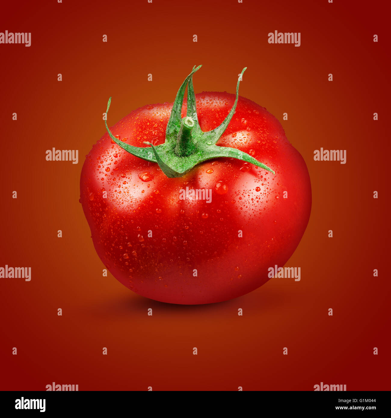 Tomaten mit Wasser tropft auf rotem Hintergrund. Stockfoto