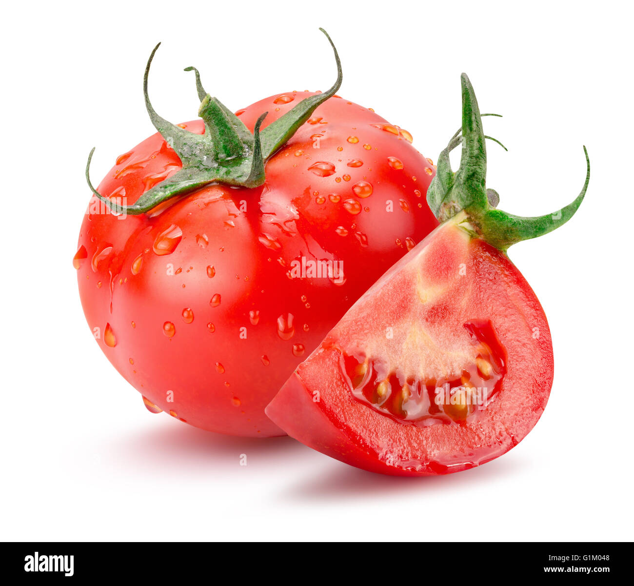 Tomaten mit Wassertropfen auf dem weißen Hintergrund isoliert. Stockfoto