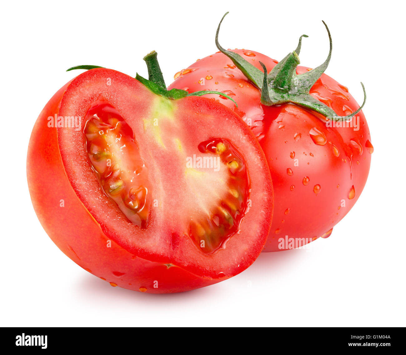 Tomaten mit Wassertropfen auf dem weißen Hintergrund isoliert. Stockfoto