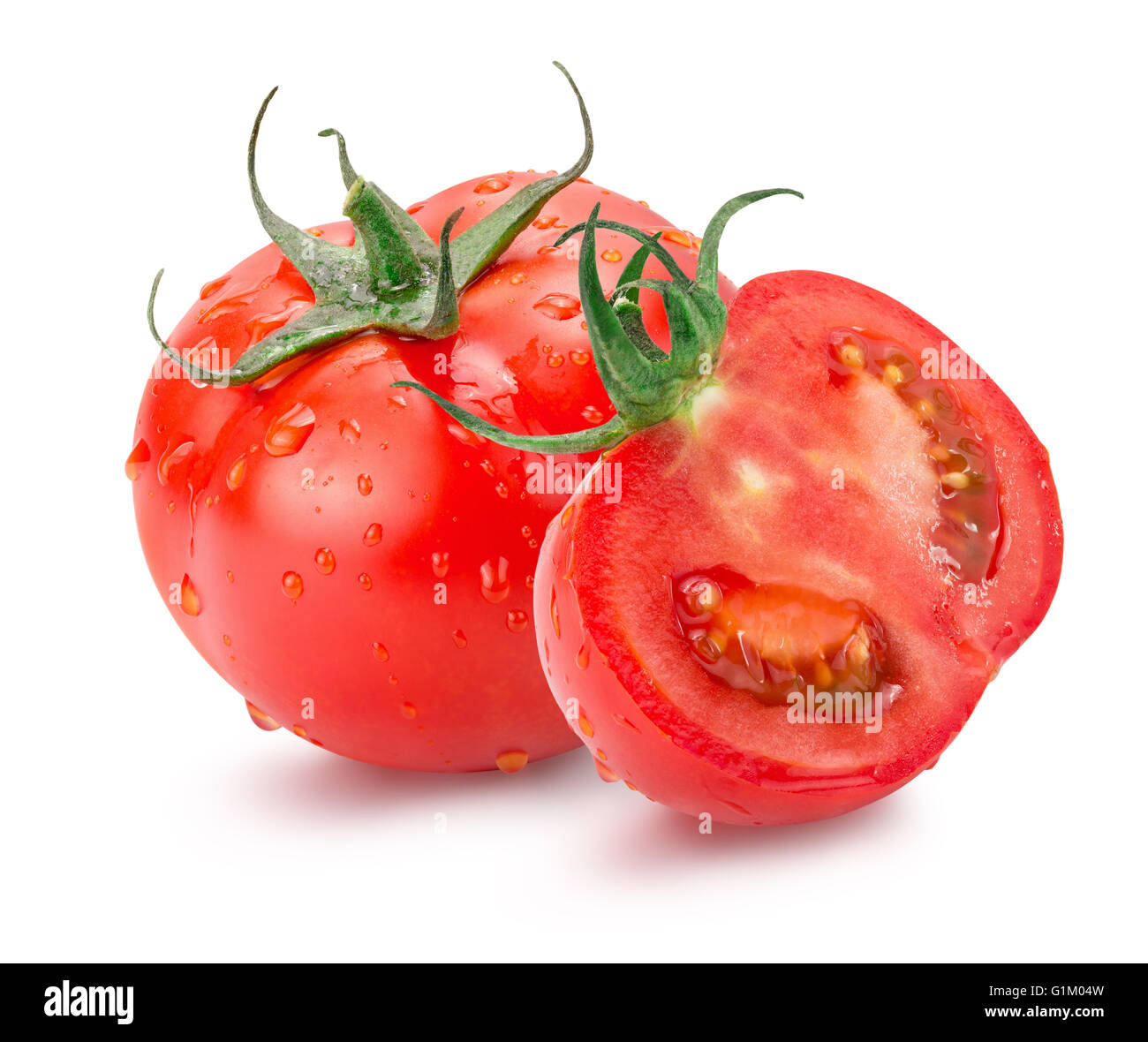 Tomaten mit Wassertropfen auf dem weißen Hintergrund isoliert. Stockfoto