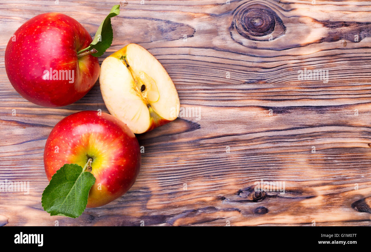 rote Äpfel auf dem hölzernen Hintergrund. Stockfoto