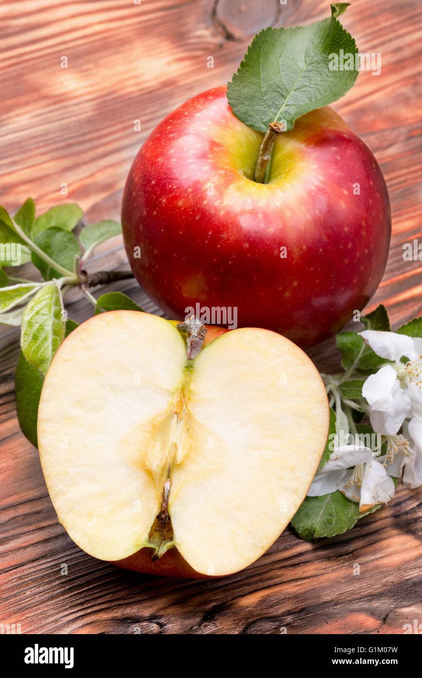 rote Äpfel auf dem hölzernen Hintergrund. Stockfoto